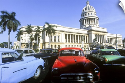 Classic cars from the 1940's and 1950's and Capitolio Building, Havana, Cuba