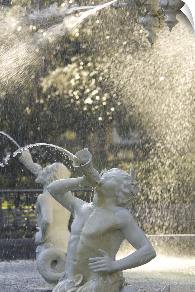 USA, Georgia, Savannah, Forsythe Park fountain, historic district.
