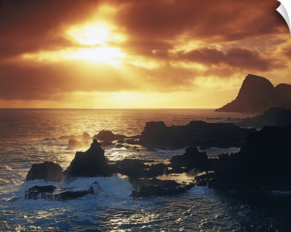 USA, Hawaii, Maui, Sunrise from Nakalele Point