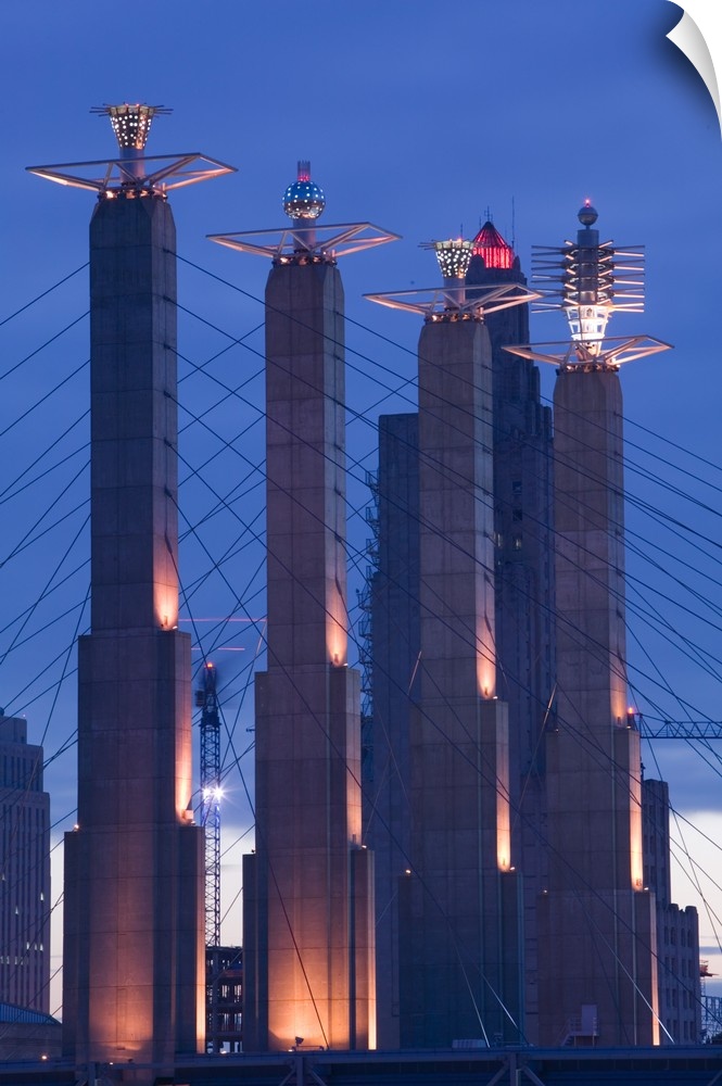 USA-MISSOURI-Kansas City:.Towers of the Kansas City Convention Center.before dawn