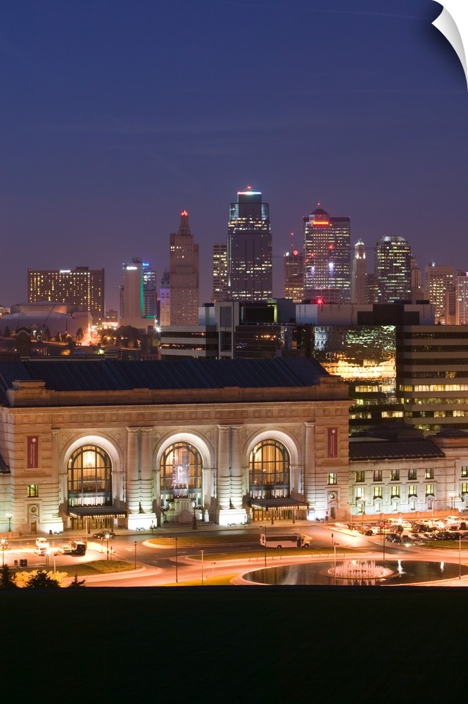 USA-MISSOURI-Kansas City:.Union Station (b.1914) and Kansas City Skyline / Evening