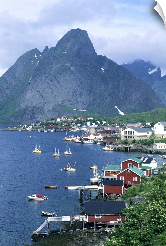 Norway, Lofoten Islands, Moskenesoya Island, Reine, above Arctic Circle, traditional fishing and whaling village.