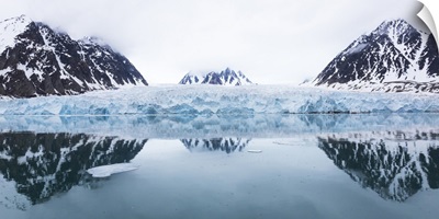 Norway, Svalbard, Monacobreen glacier, Reflections of mountains and glacier