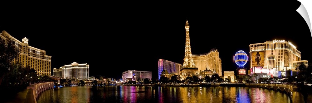 USA, NV, Las Vegas. Panoramic view over the Bellagio Lake with other casinos in the background.