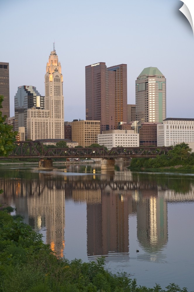 USA, Ohio, Columbus: City skyline and the Scioto River.