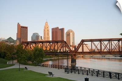 Ohio, Columbus: City skyline and the Scioto River