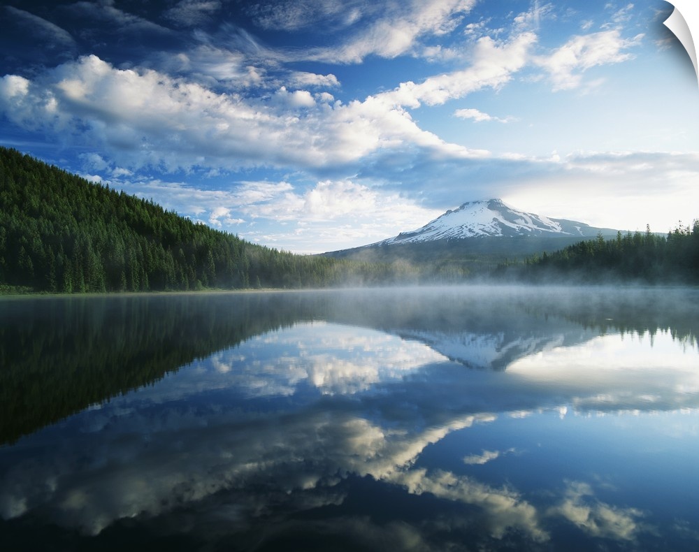 USA, Oregon, Mount Hood National Forest, Mount Hood Wilderness Area, View of Mount Hood and Trillium Lake