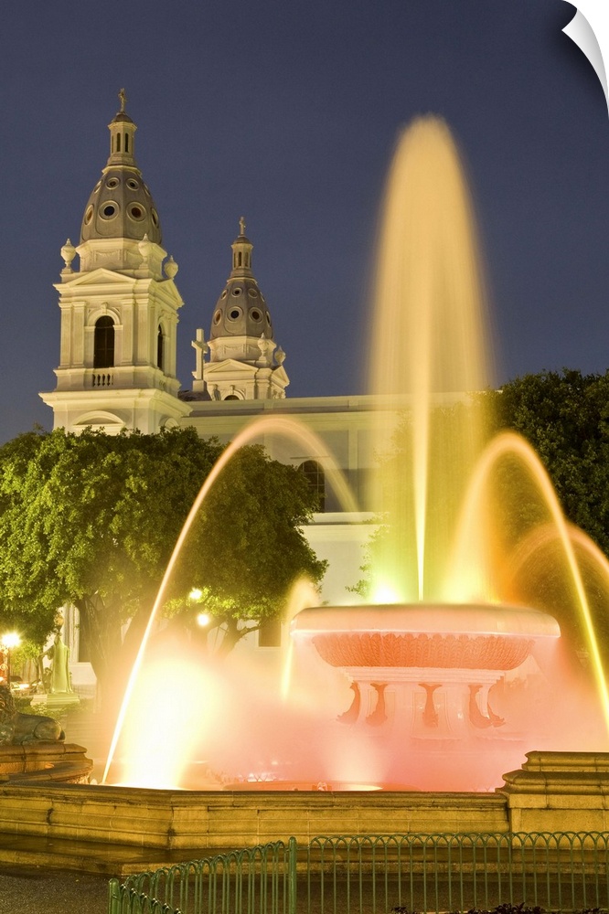 United States, Puerto Rico, Ponce.   Fountain of the Lions (La Fuente de Leones), illuminated at night in Plaza Las Delici...