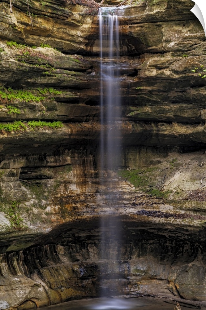 St. Louis Canyon Waterfall In Starved Rock State Park, Illinois, USA.