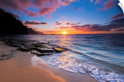 Sunset over the Na Pali Coast from Ke'e Beach, Haena State Park, Kauai, Hawaii USA