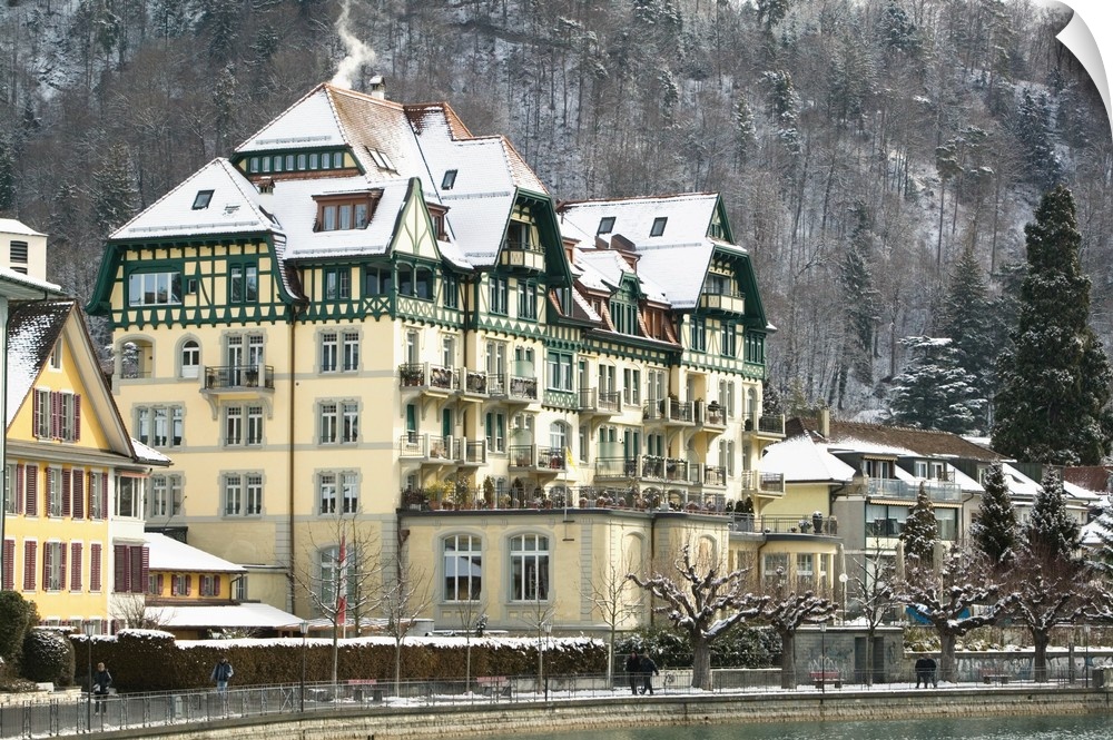 SWITZERLAND-Bern-THUN:Town Buildings along Aare River / Winter