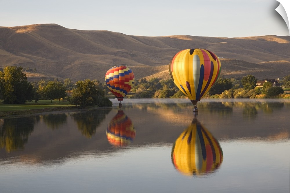 Washington, Prosser, The Great Prosser Balloon Rally, Hot Air Balloons over the Yakima River.