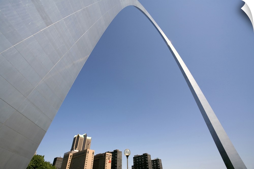 USA, Missouri, St. Louis. The St. Louis, Missouri, skyline is drawfed by the Gateway Arch, part of the Jefferson National ...