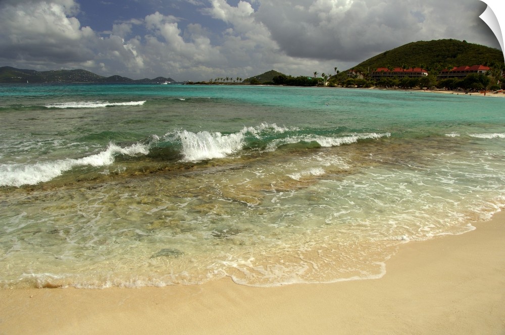 Caribbean, U.S. Virgin Islands, St.Thomas, St. John Bay, Sapphire Beach. View of Sapphire Beach Resort (on right) and isla...