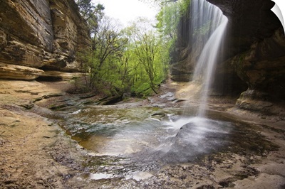 Waterfalls in LaSalle Canyon in Starved Rock State Park, Illinois
