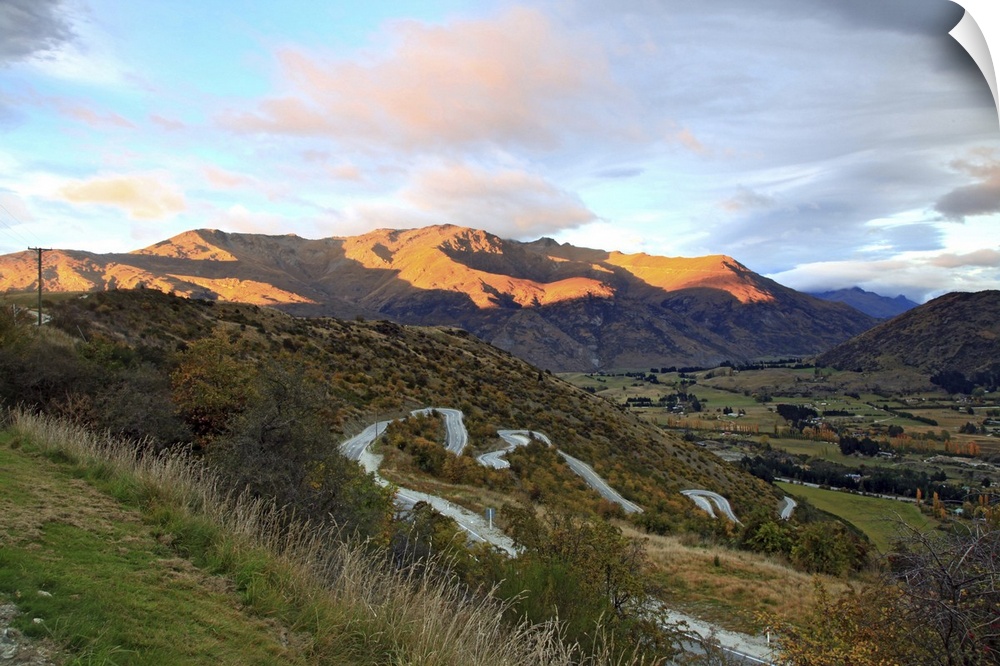 Highway to Arrow Town with sunrise and mountain landscape in New Zealand.