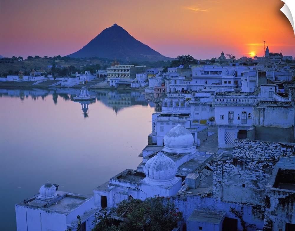 Veduta della citt.. santa di Pushkar. Situata lungo le sponde di un piccolo lago, .. una delle citt.. pi.. sacre agli Indu...