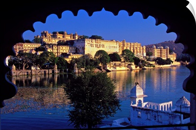 Asia, India, Rajasthan, view of the imposing City Palace along the lake