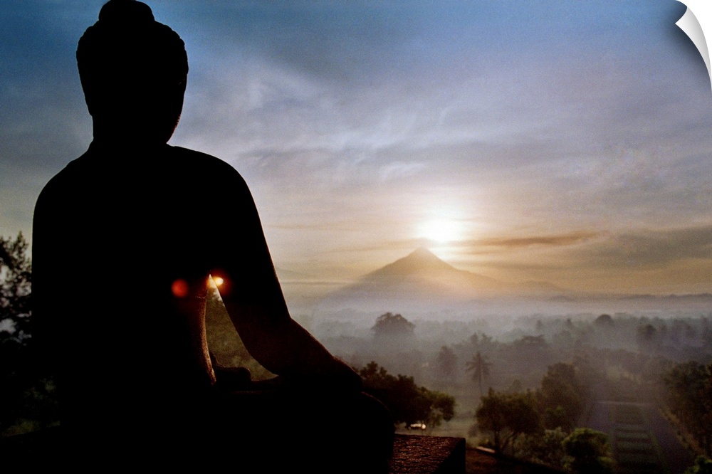 Java, Indonesia. Il tempio di Borobudur all'alba. Sullo sfondo il vulcano Merapi;