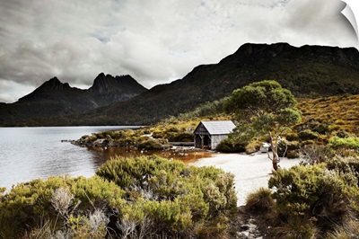 Australia, Tasmania, Cradle Mountain and a boat shelter on Dove Lake