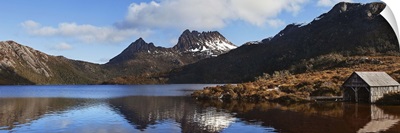 Australia, Tasmania, Cradle Mountain, boat shelter on the Dove Lake
