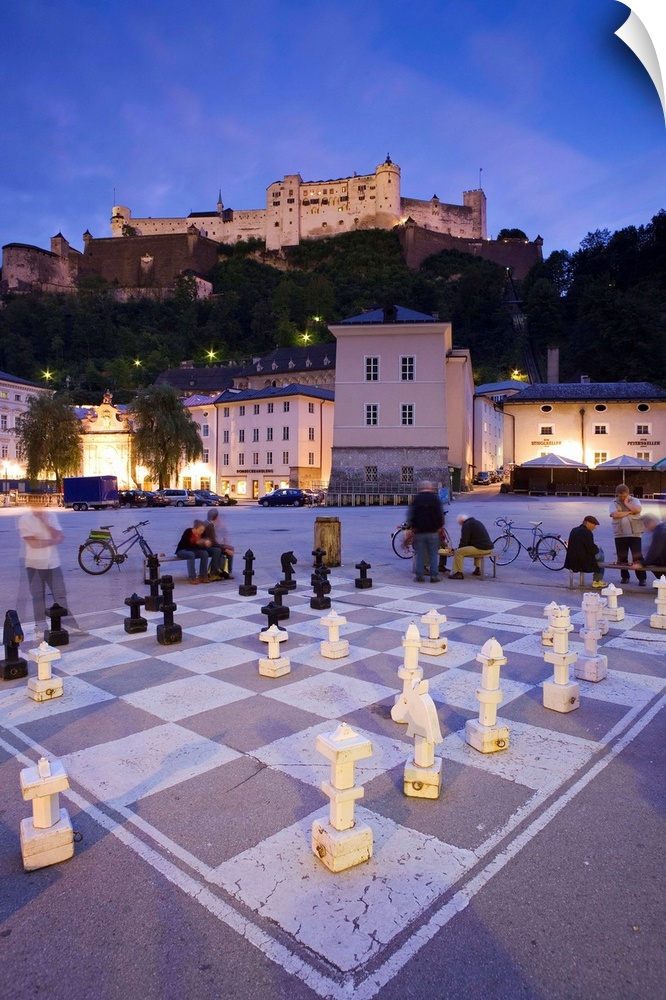Si gioca a scacchi sulla Kapitelplatz, una delle 3 piazze che circondano il duomo di Salisburgo. Sullo sfondo in alto il F...
