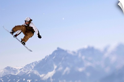 Austria, Tyrol, Alps, Innsbruck, Nordpark Seegrube ski area, snowboarder