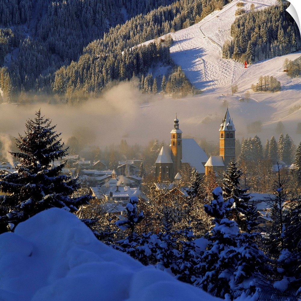 Austria, Tyrol, Kitzbuhel, View towards the village and Hahnenkamm ski area