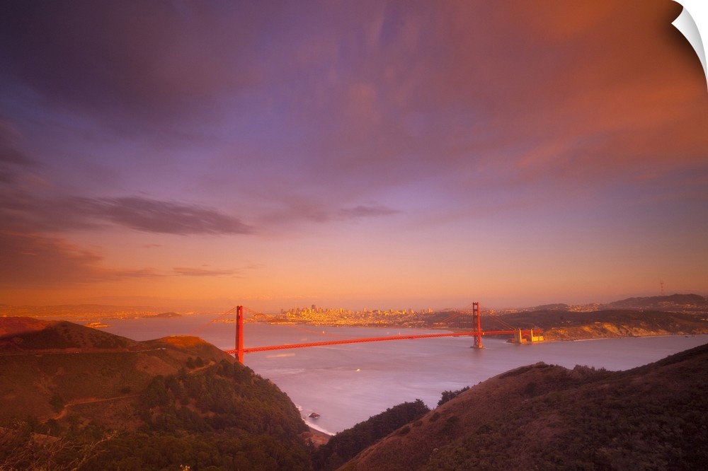 California, San Francisco, Golden Gate Bridge, Sunset over San Francisco skyline