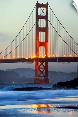 California, San Francisco, Golden Gate Bridge, View from Baker Beach at dusk