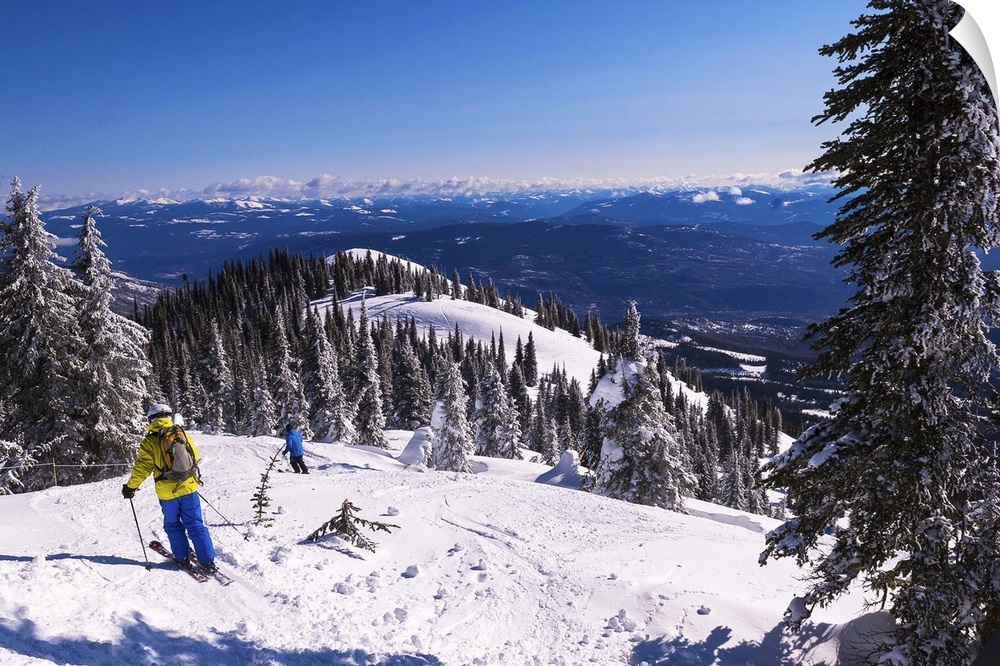 Canada, British Columbia, Rossland, Skiers at Red Mountain Ski Resort.