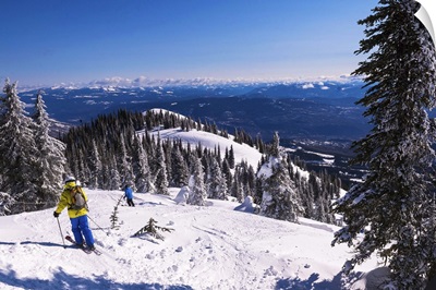 Canada, British Columbia, Rossland, Skiers at Red Mountain Ski Resort
