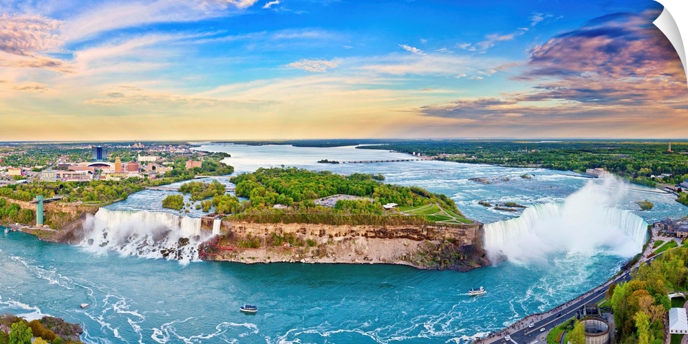 Canada, Ontario, Niagara Falls, Canadian Horseshoe Falls on the right (709m) and the American Falls (305m) on the left.