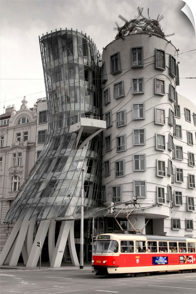 Czech Rep, Prague, Dancing House, new architecture.