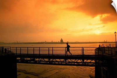 England, Liverpool, Mersey river, jogging