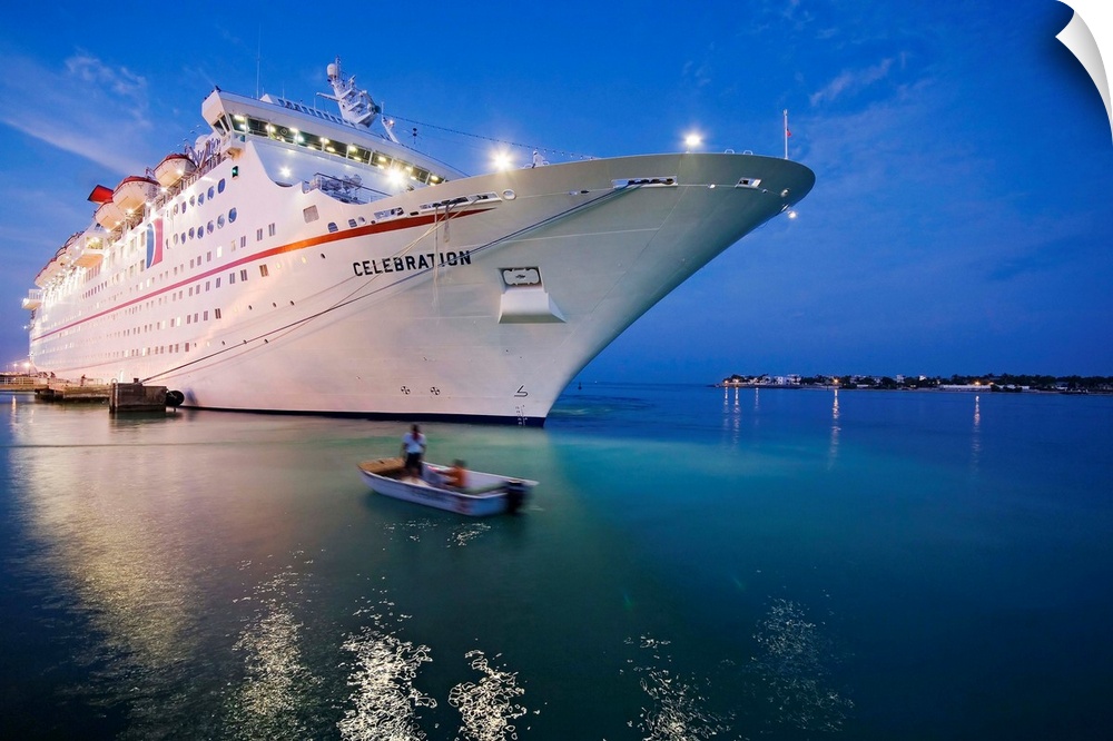 United States, USA, Florida, Florida Keys, Key West, Cruise-ship approaching the harbour
