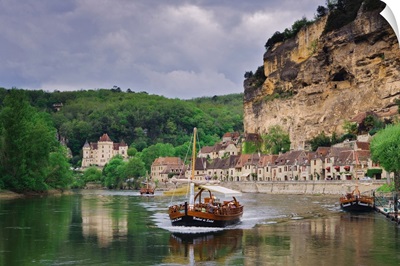 France, Aquitaine, Dordogne, Perigord, La Roque Gageac village and Dordogne river