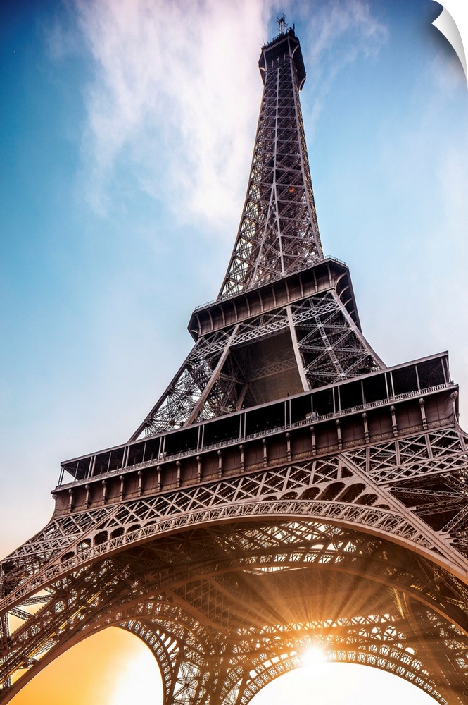 France, Ile-de-France, Ville de Paris, Paris, Invalides, The Eiffel Tower at sunrise.