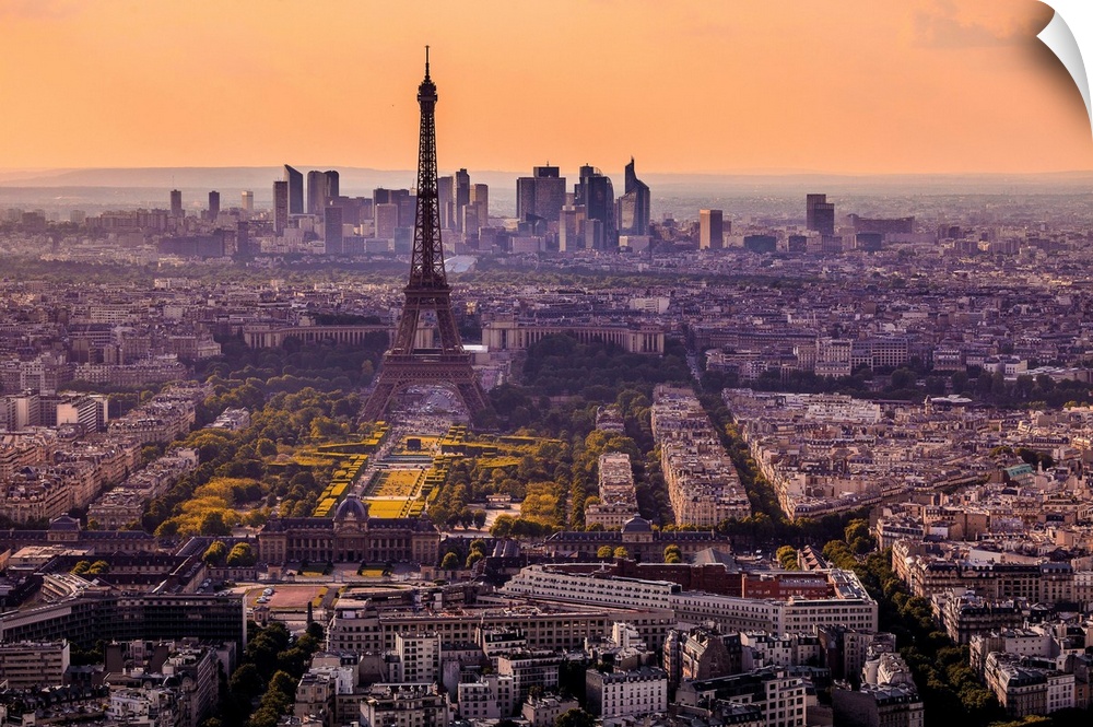 France, Ile-de-France, Ville de Paris, Paris, Invalides, View of the Eiffel Tower from Tour Montparnasse at sunset.