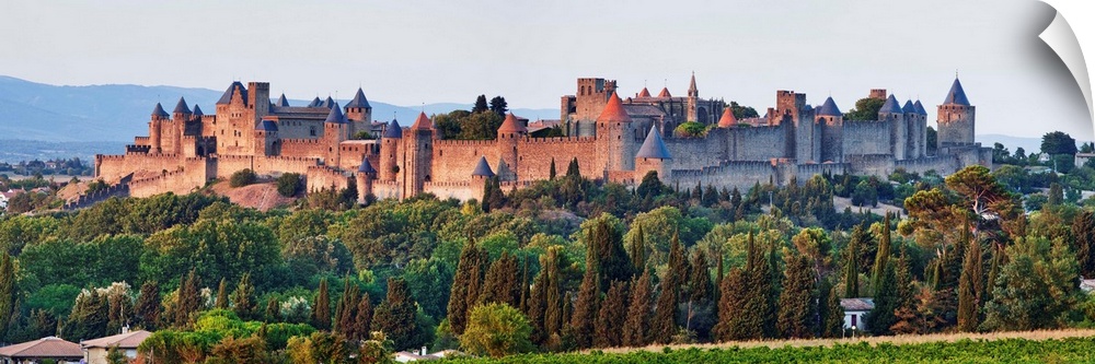 France, Languedoc-Roussillon, Carcassonne, Sunset over the chateau