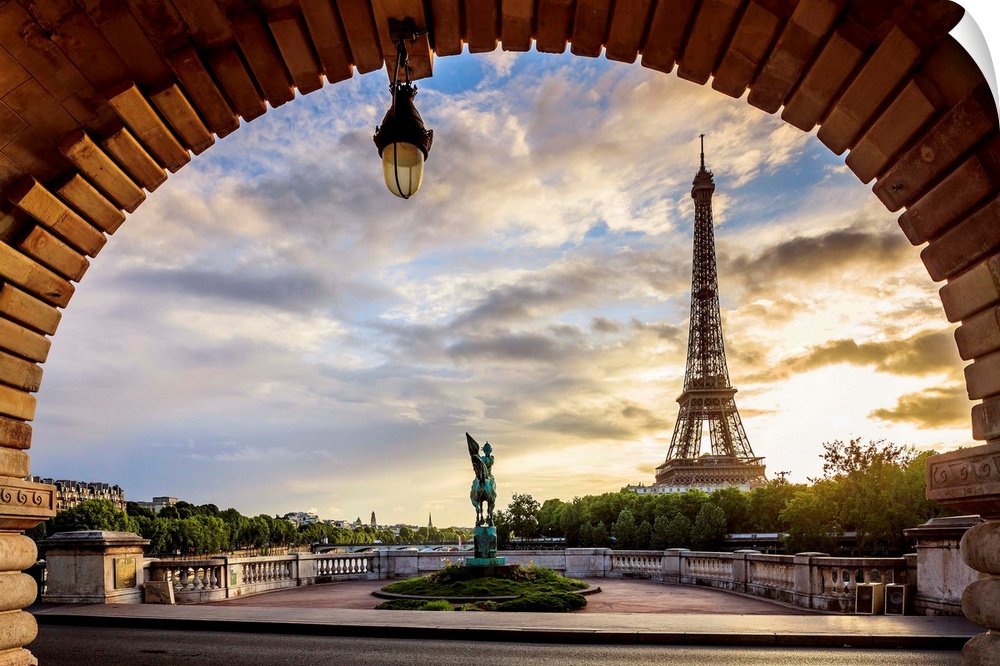 France, Paris, Eiffel Tower, Invalides, Eiffel Tower, view from the Bir-Hakeim bridge.