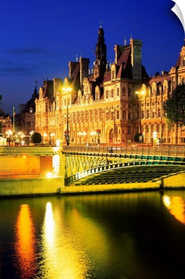 France, Paris, Seine river and the Hotel de Ville