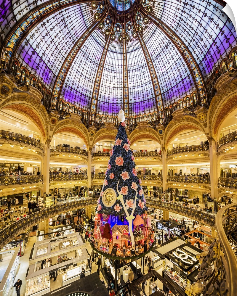 France, Ile-de-France, Ville de Paris, Paris, The famous department store decorated for Christmas.
