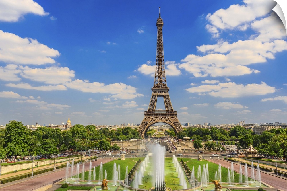France, Paris, Trocadero Fountains, Eiffel Tower, view from the Trocadero.
