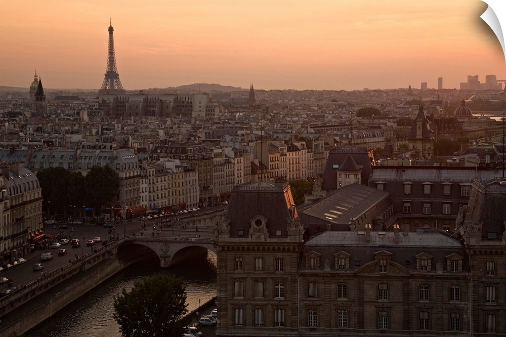 France, Ile-de-France, Paris, View over the capital with Eiffel Tower in the background