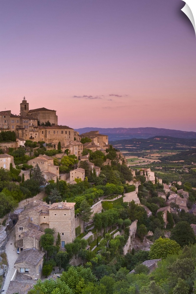 France, Provence-Alpes-Cote d'Azur, Vaucluse, Gordes, Dusk