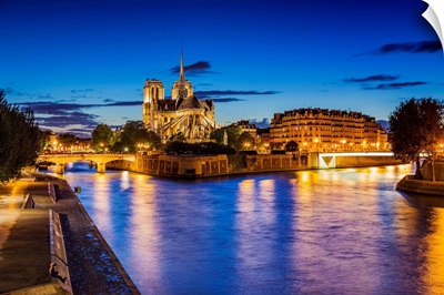 France, Seine, Paris, Ile Saint-Louis, Notre Dame De Paris And The Seine At Night