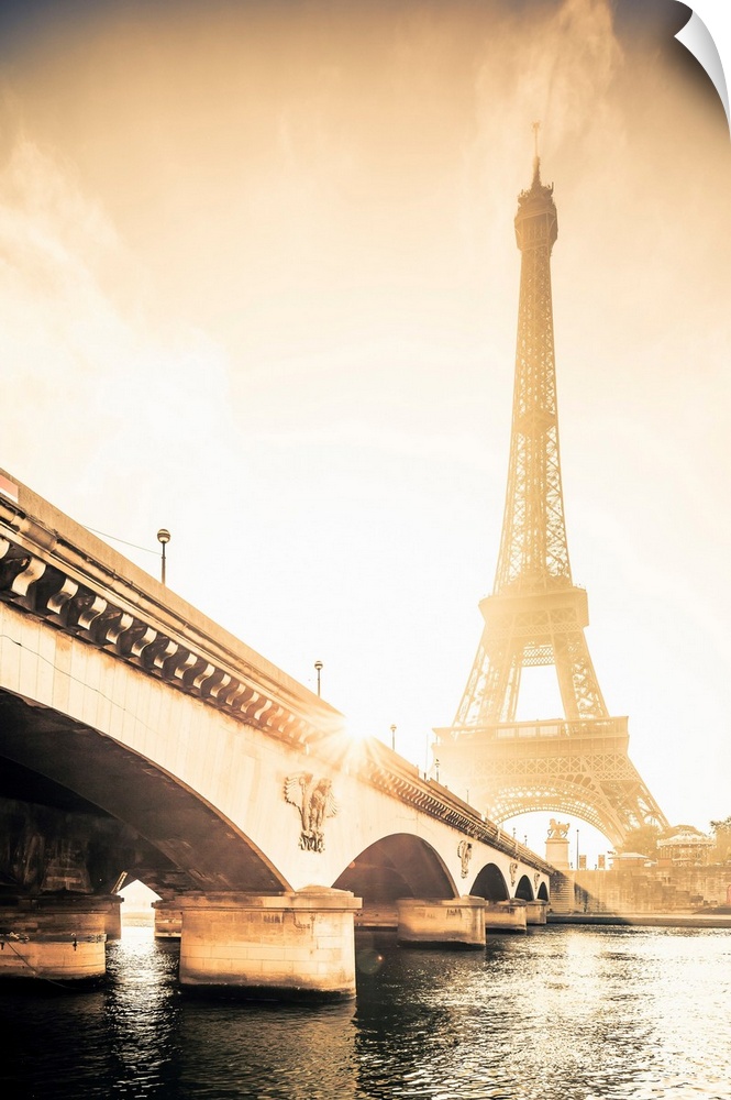 France, Ile-de-France, Seine, Ville de Paris, Paris, Invalides, The Eiffel Tower at sunrise.