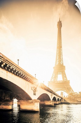 France, Seine, Ville De Paris, Paris, Invalides, The Eiffel Tower At Sunrise