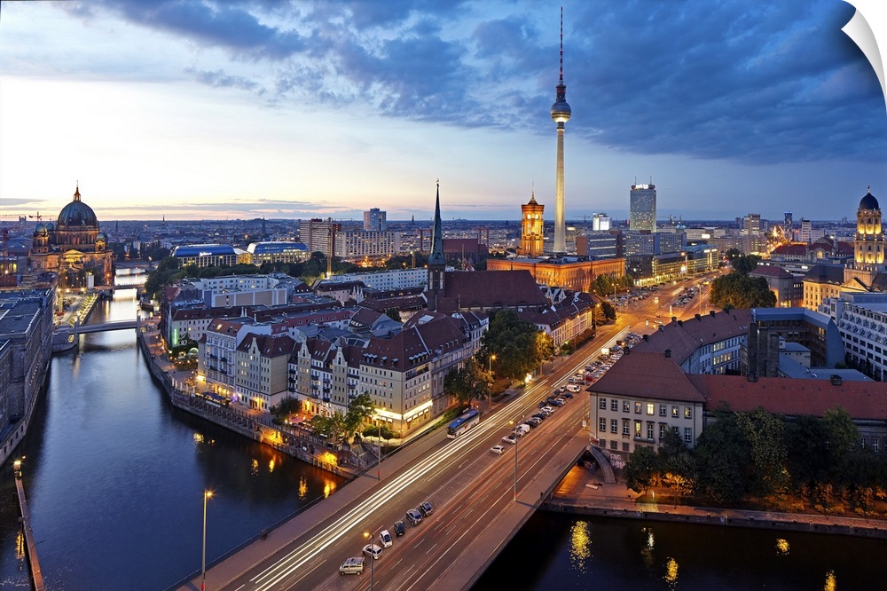 Germany, Berlin, Spree, Berlin Mitte, Skyline over the Spree river.